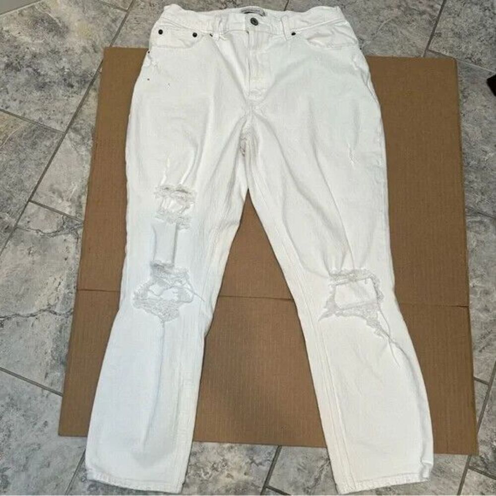 Abercrombie & Fitch White High Rise Mom Jean Distressed Size 30/10R - Picture 4 of 5